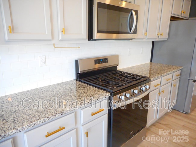 Building Photo - 3058 Eastcott Ave