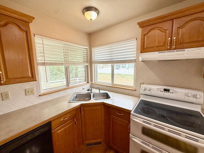 Building Photo - Ranch Style Home Located on Dead-End Street, Easy Access to I-25