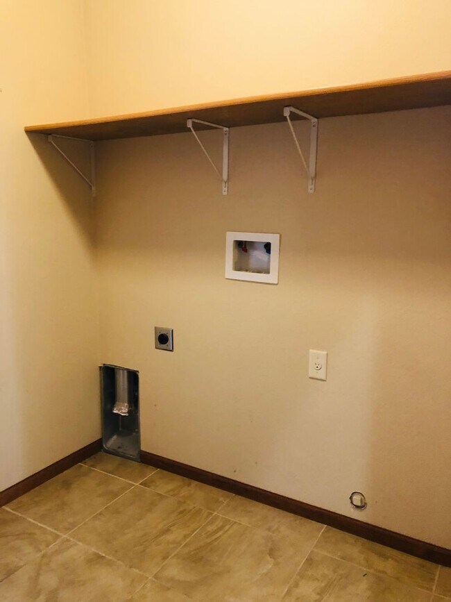 Building Photo - 21 &amp; 23 Hanfield Court