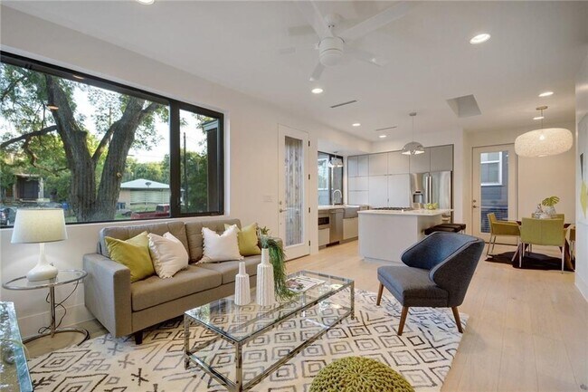 Building Photo - 1114 Mariposa Dr