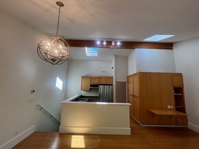 Building Photo - 2 Bedroom 2 bath Downtown Unit with $500 O...
