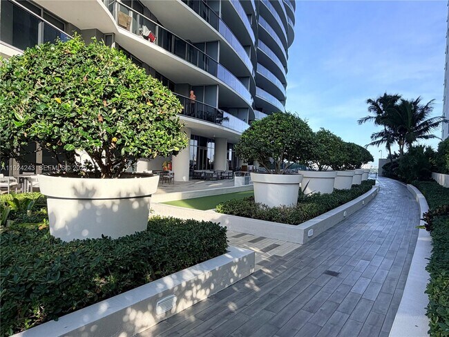 Building Photo - 488 NE 18th St