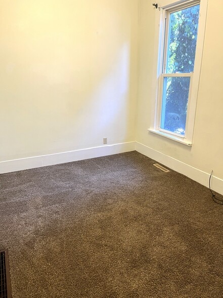 Building Photo - 225 1/2 W 18th St