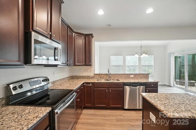 Building Photo - 2031 Hamil Ridge Dr