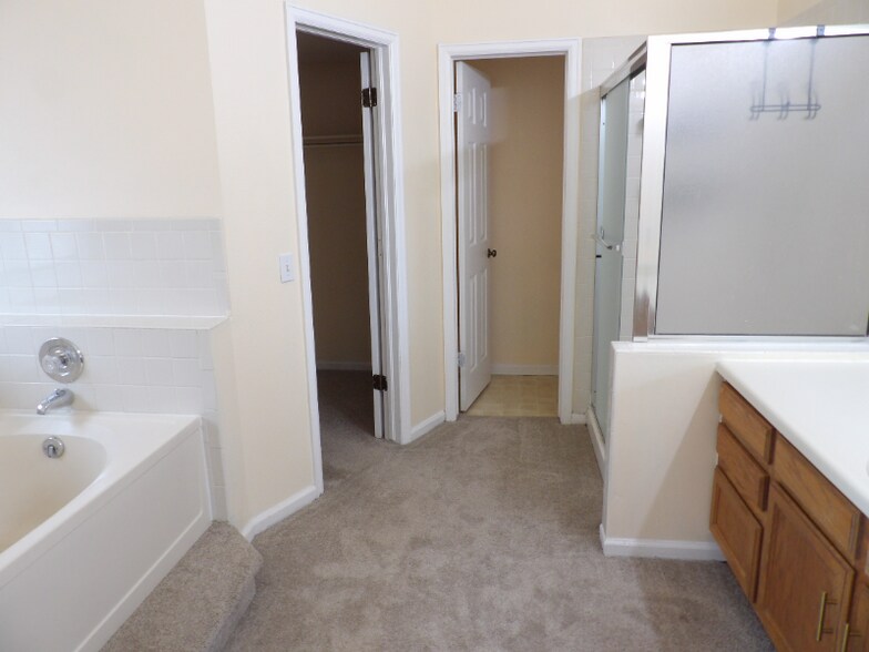 Building Photo - 3830 Gingham Way