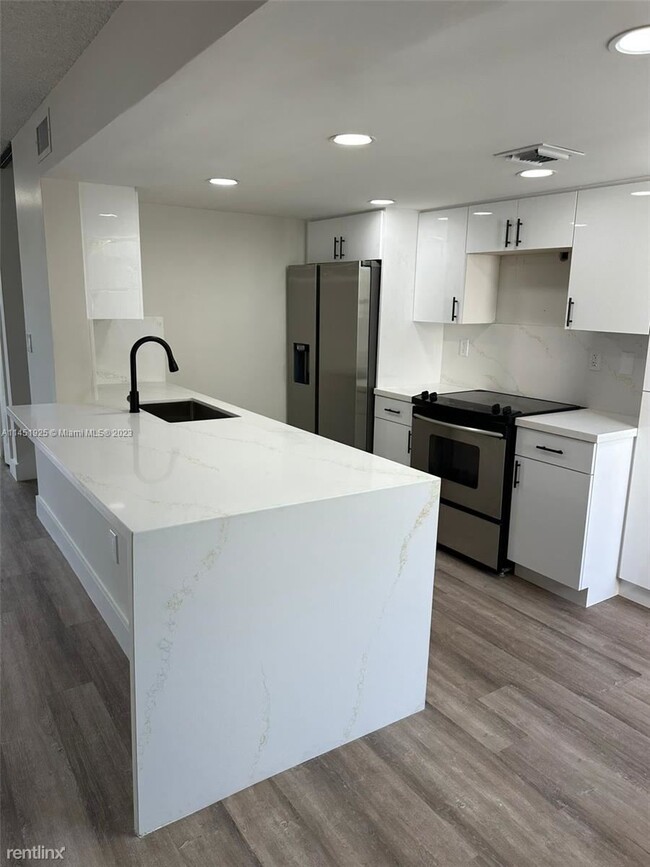 Building Photo - 2 br, 2 bath Condo - 9735 NW 49th Ter # 414