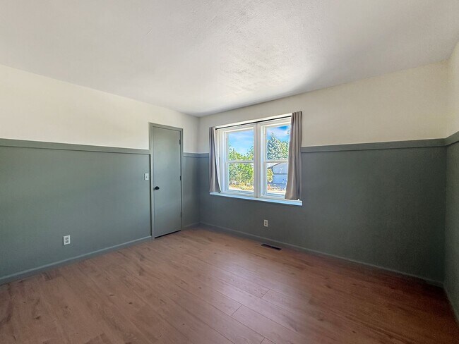 Building Photo - $0 DEPOSIT OPTION. SPACIOUS 5-BEDROOM CENT...