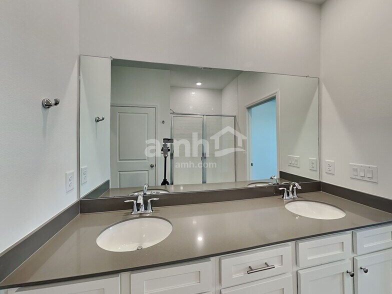 Building Photo - 14633 Cedar Ml Dr