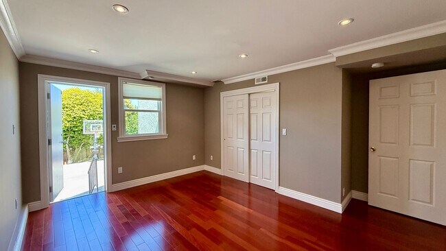 Building Photo - Updated 4BR/2BA Single Family Home in Cove...