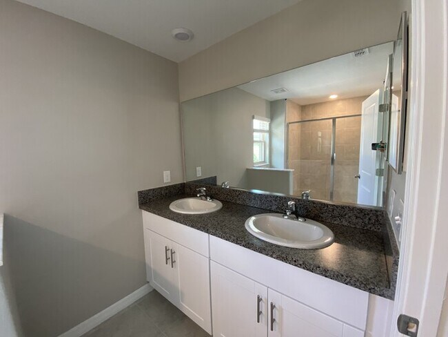 Building Photo - Coming Soon! End Unit 3/2.5 Townhome For R...