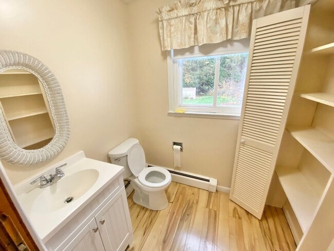 Building Photo - 4 Bedroom Home in Burlington VT Available 2/1/26!