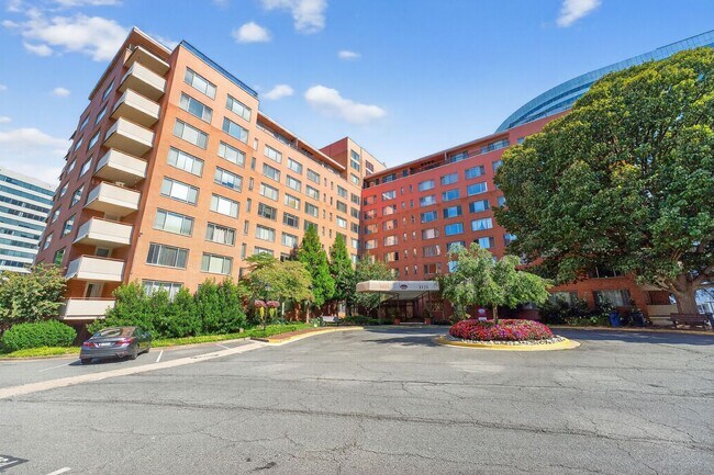 Building Photo - Short Term Lease Availble: Charming & Brig...