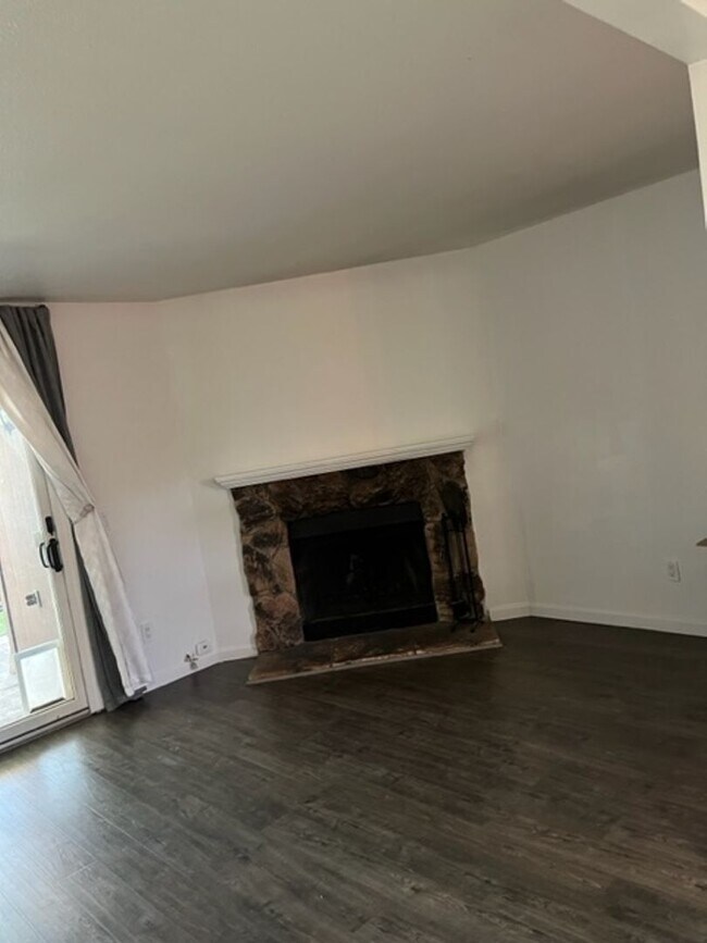Building Photo - Redwood Park Estates Condo.  Available NOW!
