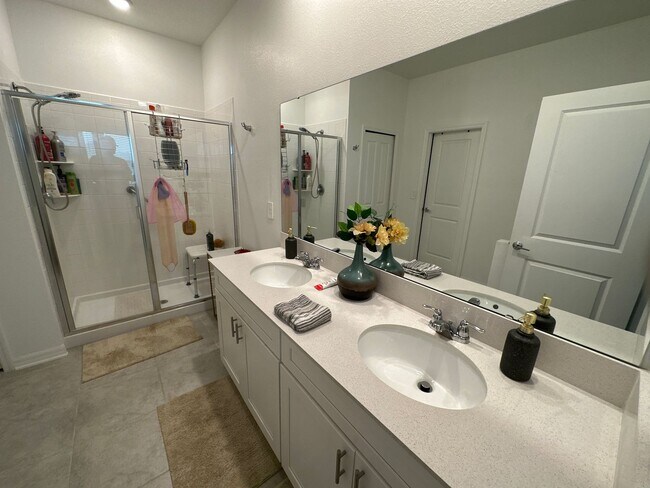 Building Photo - Beautiful 4 bedroom, 2 bathroom home near ...