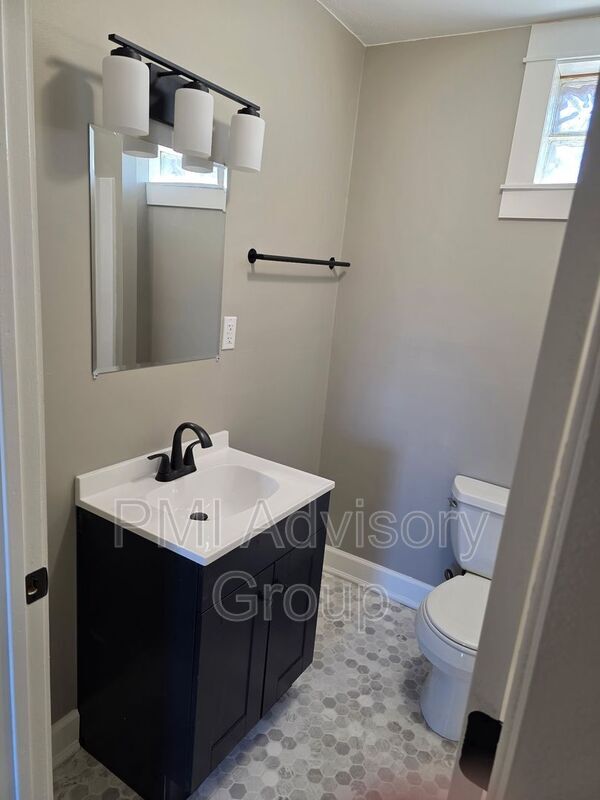 Building Photo - 1407 NE Sardou Ave