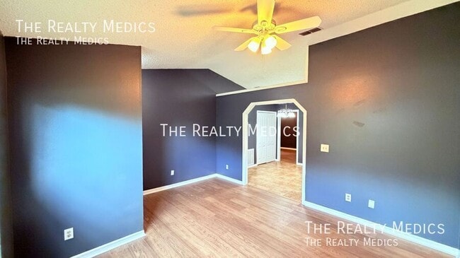 Building Photo - 104 E Osceola St