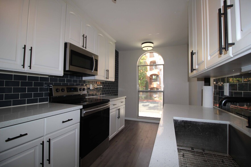 Building Photo - 4879 Collwood Blvd
