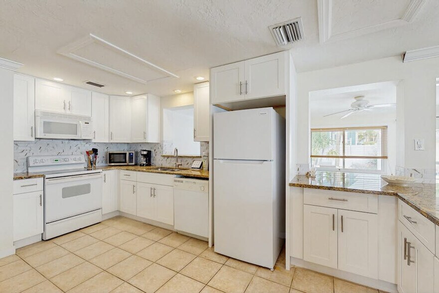 Building Photo - 208 71st St