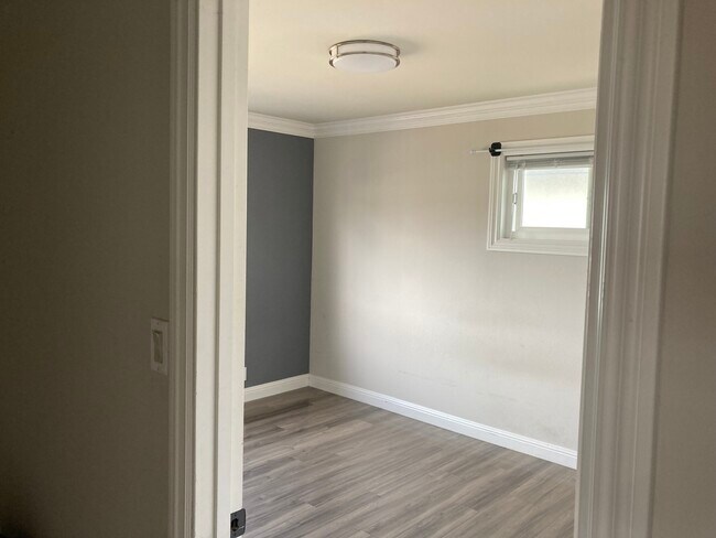 Building Photo - 1822 Eisenhower Dr