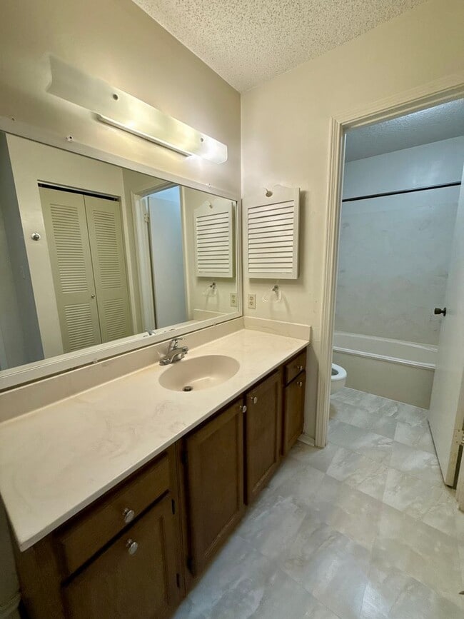 Building Photo - New Listing!