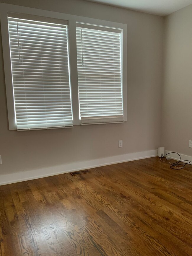 Building Photo - charming 3 bedroom, 3 bathroom home locate...