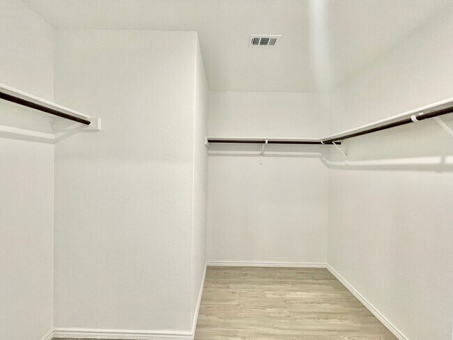 Building Photo - Beautiful 1 Story Home!