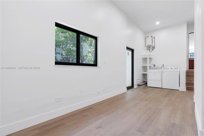 Building Photo - 8951 Byron Ave