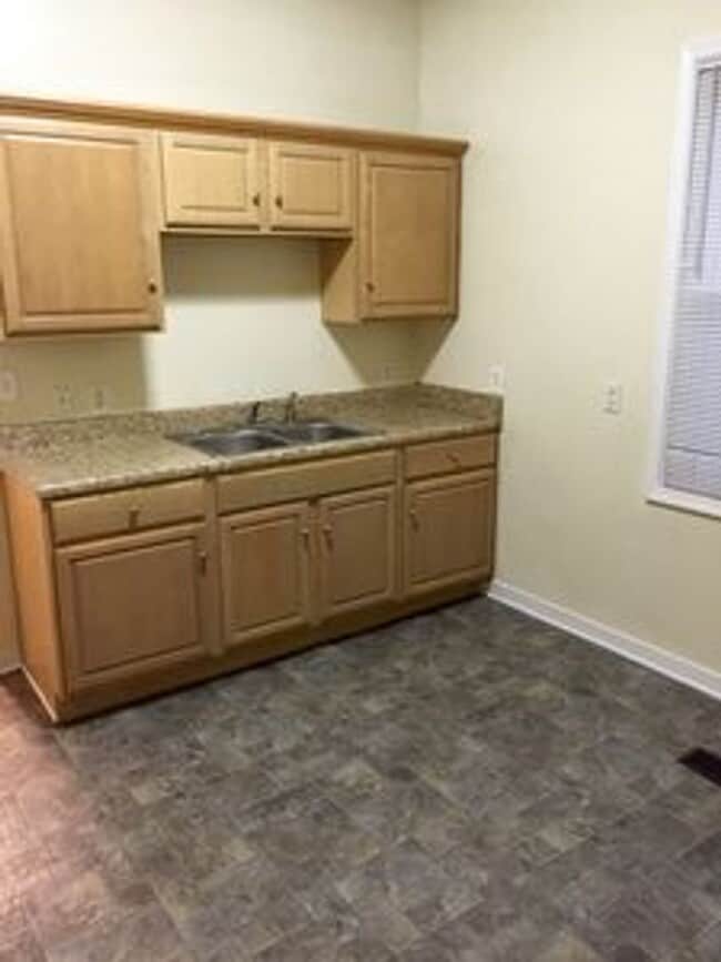 Building Photo - 3 bed 2 bath house. Laundry, all electric,...