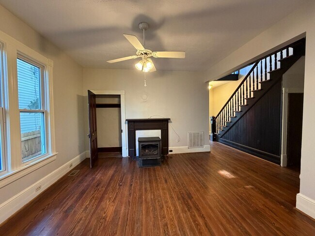 Building Photo - 606 Elm Ave