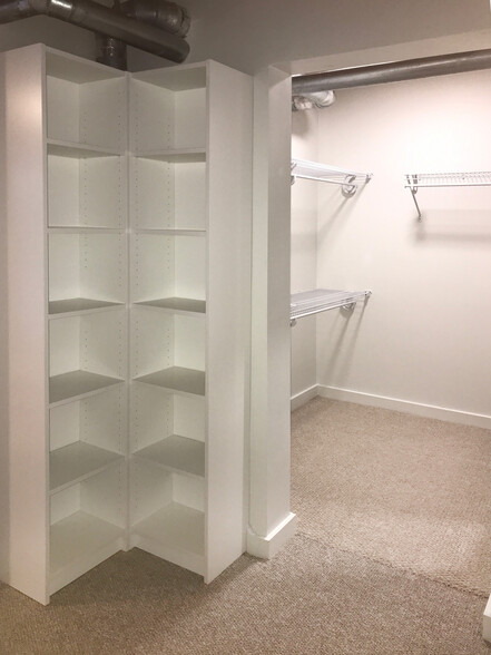 Walk-in Closet - 170 Boulevard SE