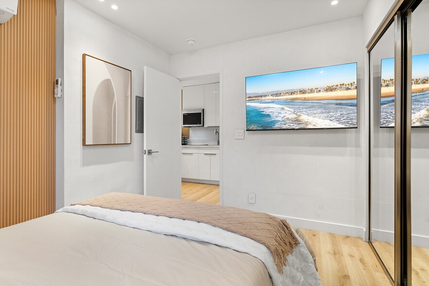 Building Photo - 2207 Ocean Front Walk