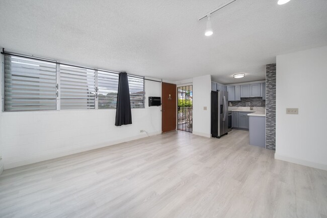Building Photo - Upgraded Condo w/ Assigned Parking Near H1...