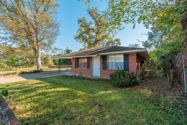 Building Photo - $1,120 - 3 bed/2 bath house in Turpin Hill, with fenced back yard! Section 8 Welcome!