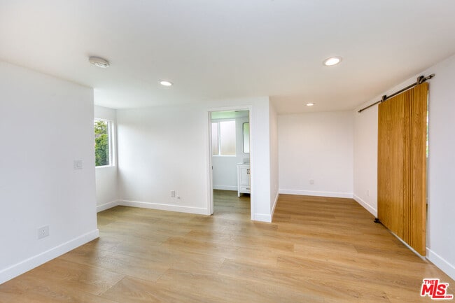 Building Photo - 2141 Kerwood Ave