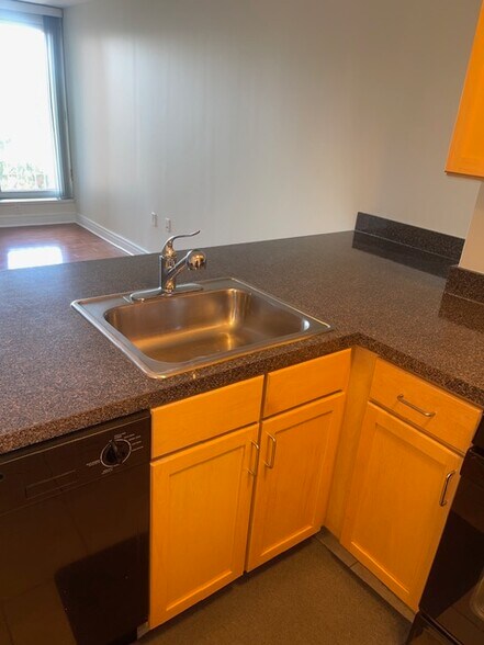 Kitchen w/ eat in counter - 800 4th St SW