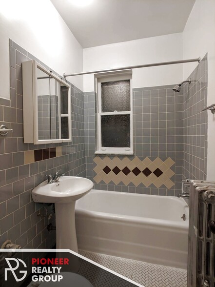 Building Photo - 4635 N Paulina St