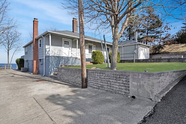 Building Photo - 7 Oak St