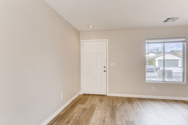 Building Photo - Beautiful 3 bedroom, 2.5 bath 2 story home!