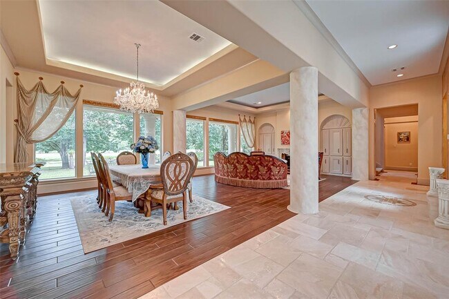 Building Photo - 16810 Southern Oaks Dr