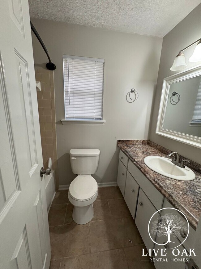 Building Photo - MOVE-IN SPECIAL: $500 OFF 1st MONTH'S RENT!**