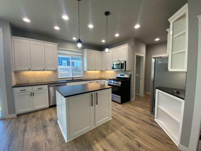 Building Photo - Stunning 3 bed 2.5 bath for rent in Coweta!!