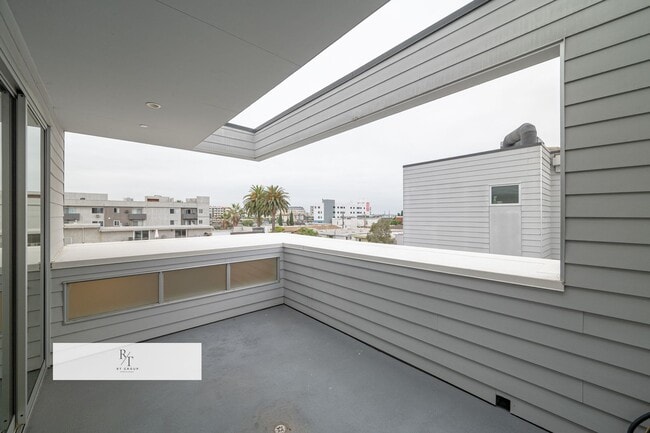 Building Photo - Elegant 3 Bedroom / 2.5 Bathroom Home in LA