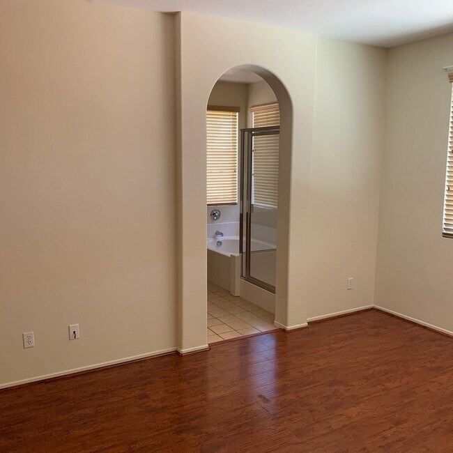 Building Photo - 4 BEDROOM VICTORVILLE HOME