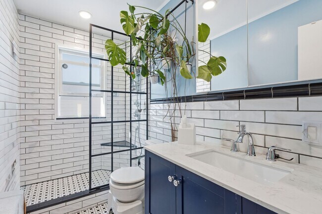 Building Photo - Fully Furnished Family Home in Glendale, NY