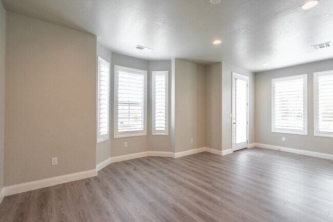 Building Photo - Newer Home in Prime Location with Spacious Layout & Two Living Areas