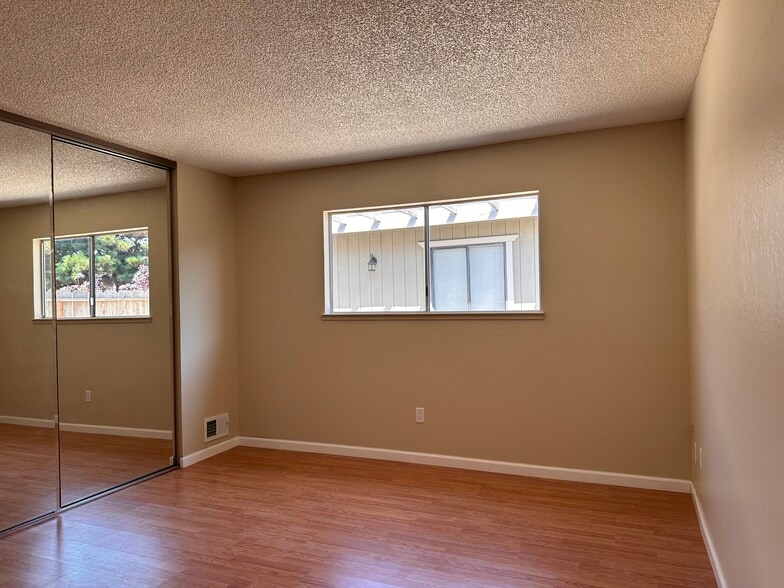 Building Photo - 984 McKenzie Ave