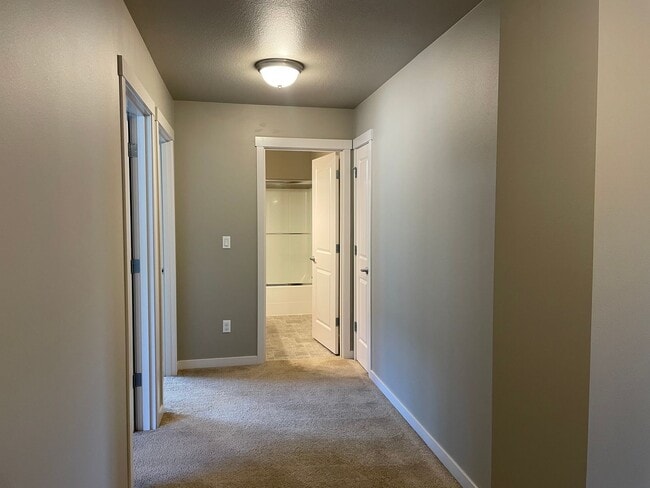 Building Photo - Goregous 3 Bedroom Home Ready for Hot Summ...