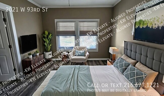 Building Photo - 2021 W 93rd St