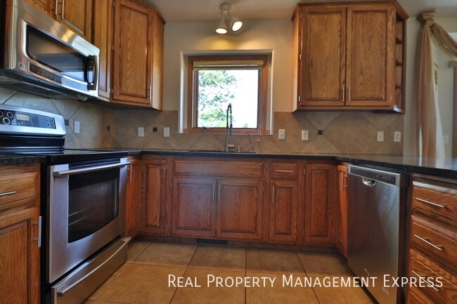 Building Photo - Stunning 5 Bedroom 3 Bath Home in South Ea...