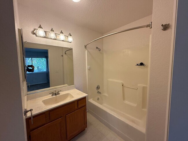 Building Photo - 2-bedroom condo near shopping, restaurants...